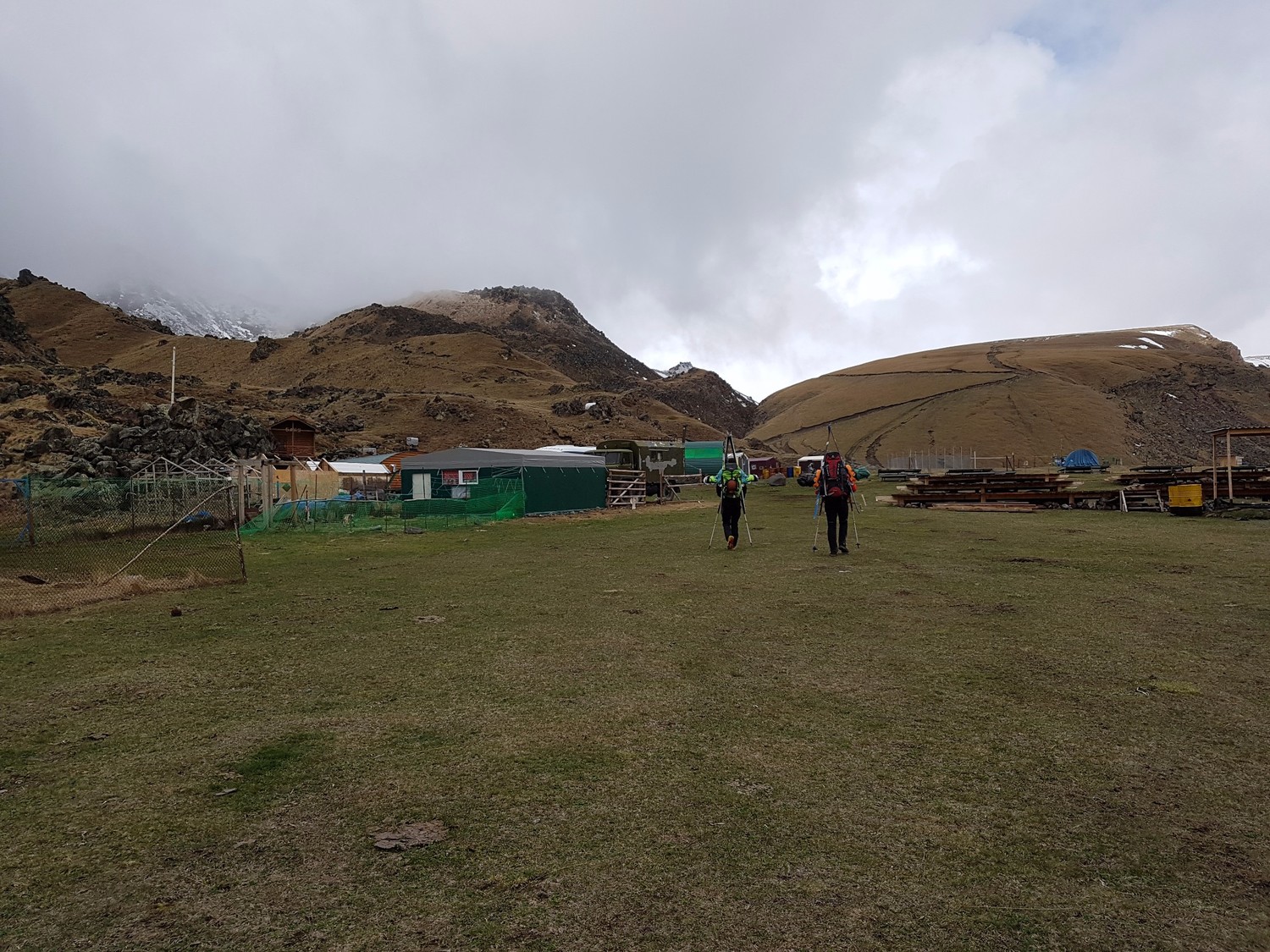 Camp de base à 2600m en versant nord