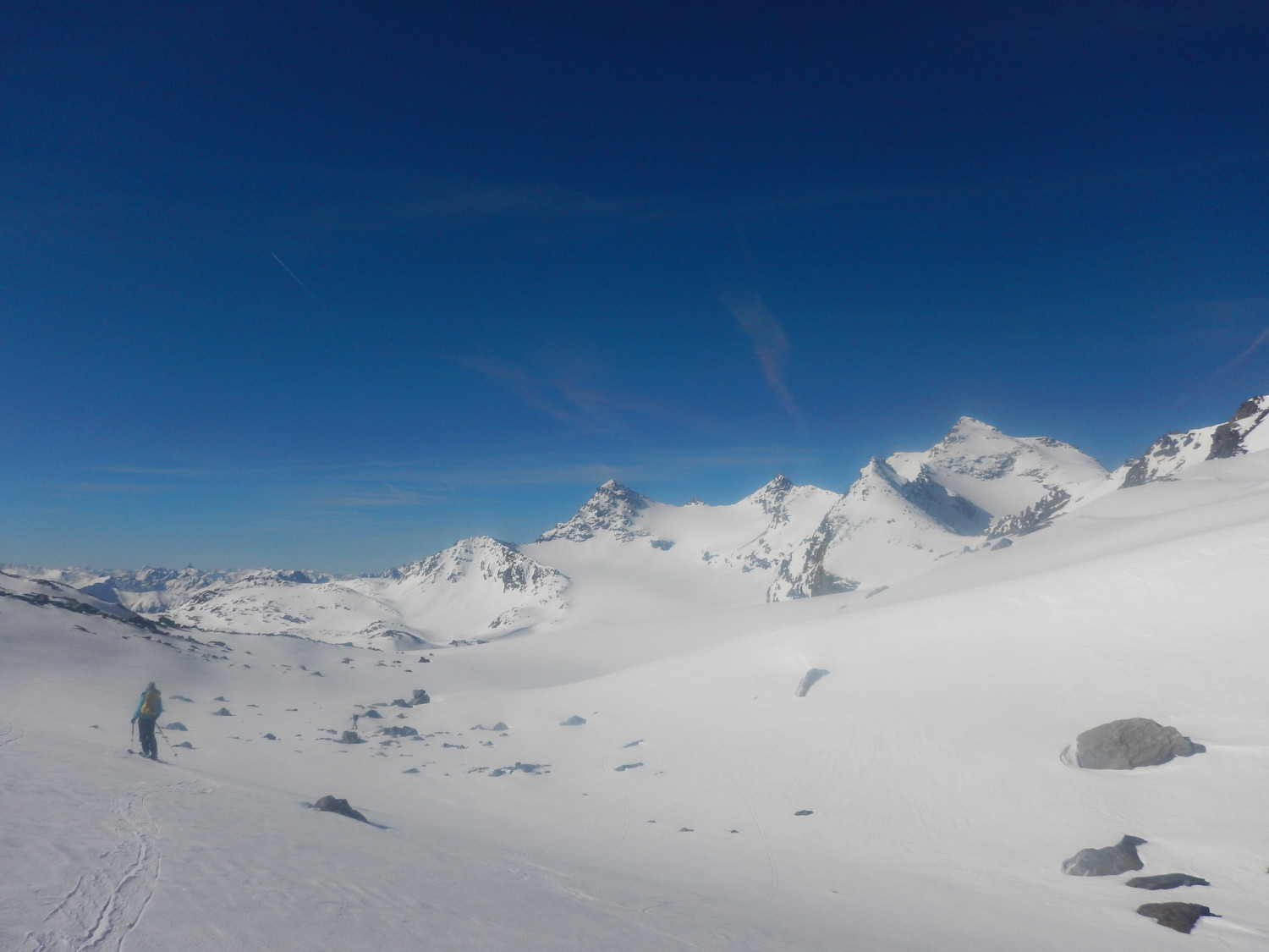 pointe Rénod au fond ,descente sur le glacier de Chavière