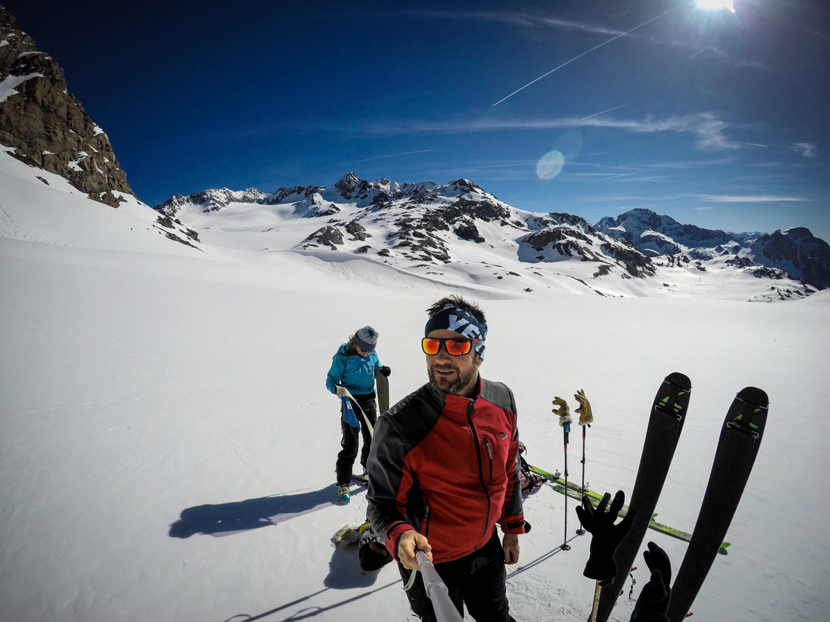 Repeautage au soleil après une courte descente