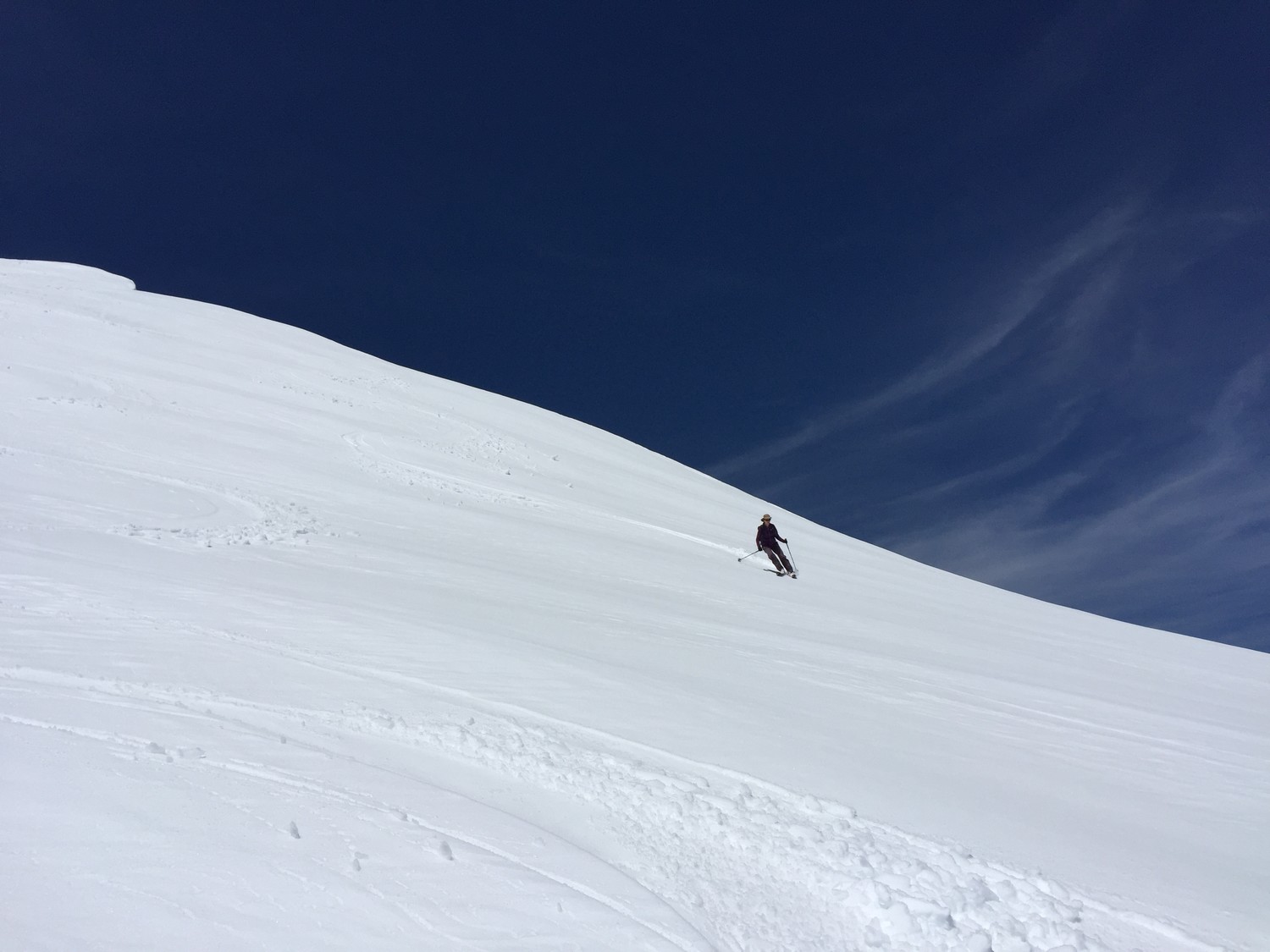 Le long de l'arête E