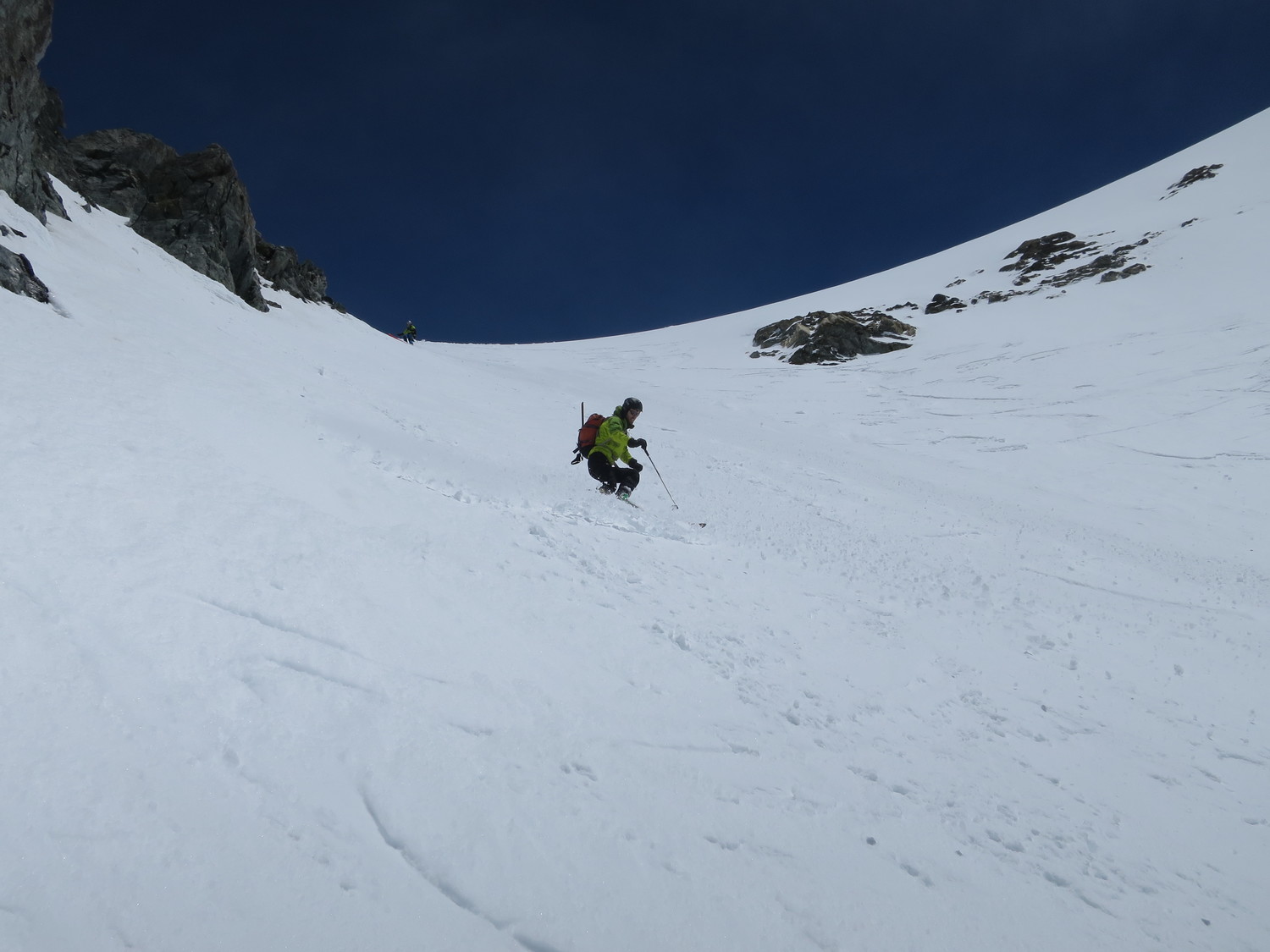 Dans le haut du couloir.
