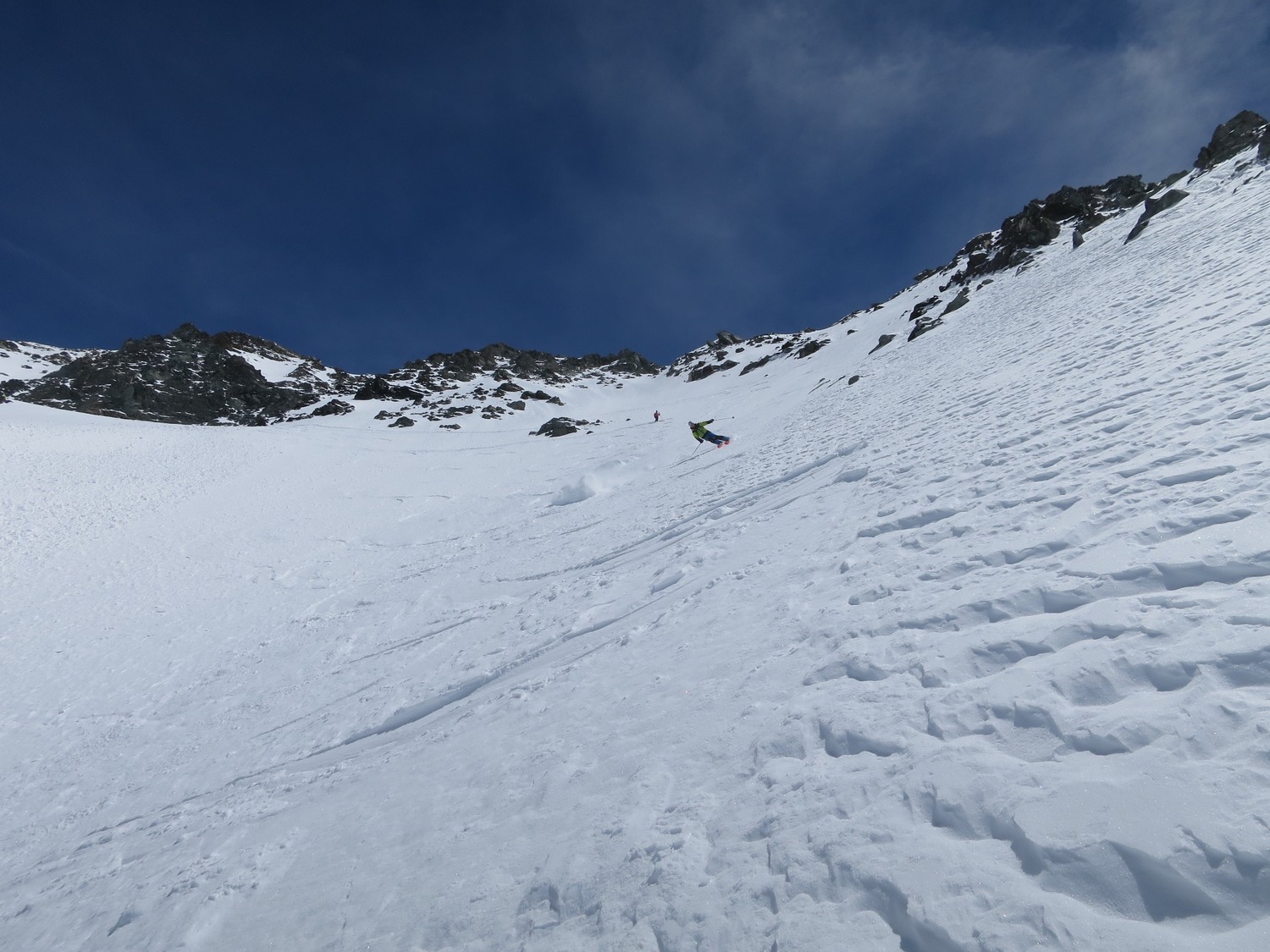 Encore de la neige fraîche dans une contre-pente à droite du couloir.