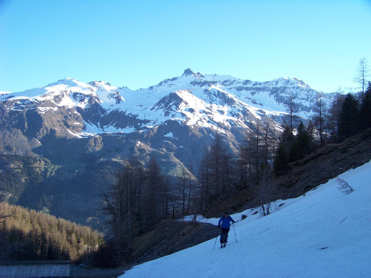 Sur la route forestière, derrière, le Roc Noir.