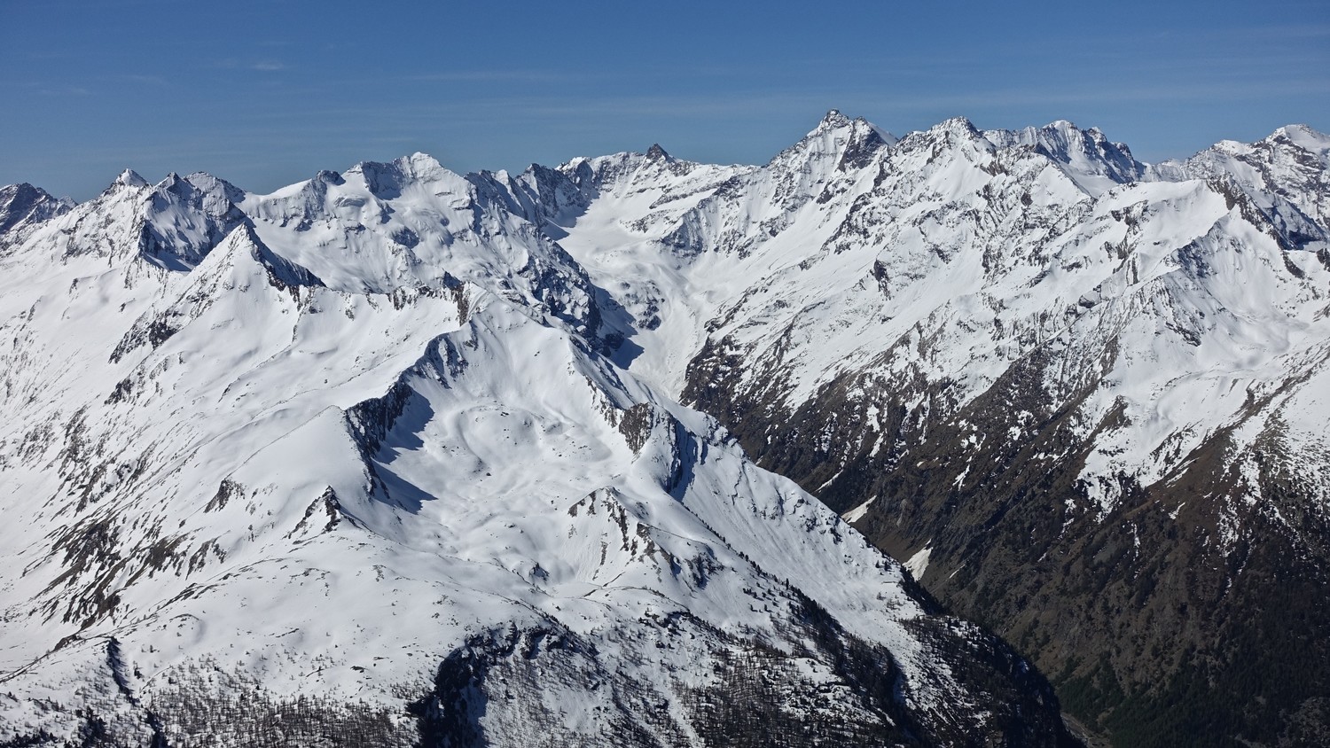 La vue du sommet sur un vallon connu : Valeille