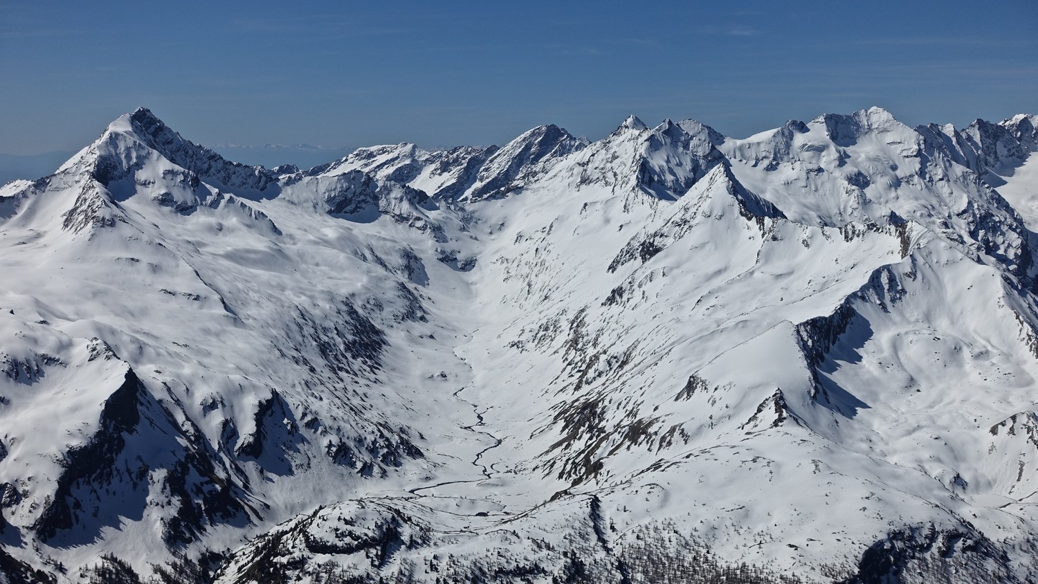 La vue du sommet sur un vallon moins connu : Bardoney