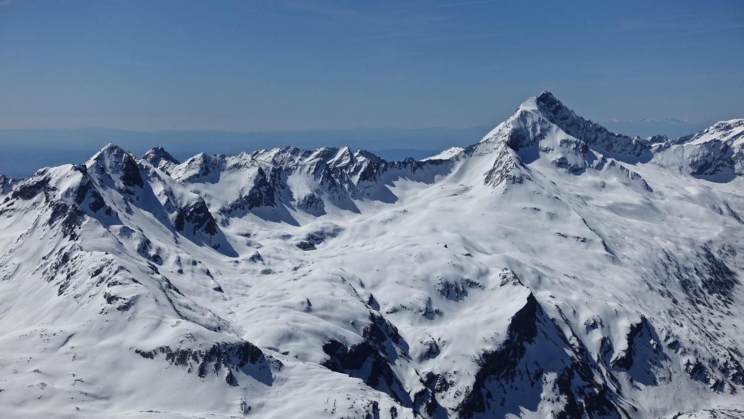 La vue du sommet sur un vallon non connu : Eaux Rousses