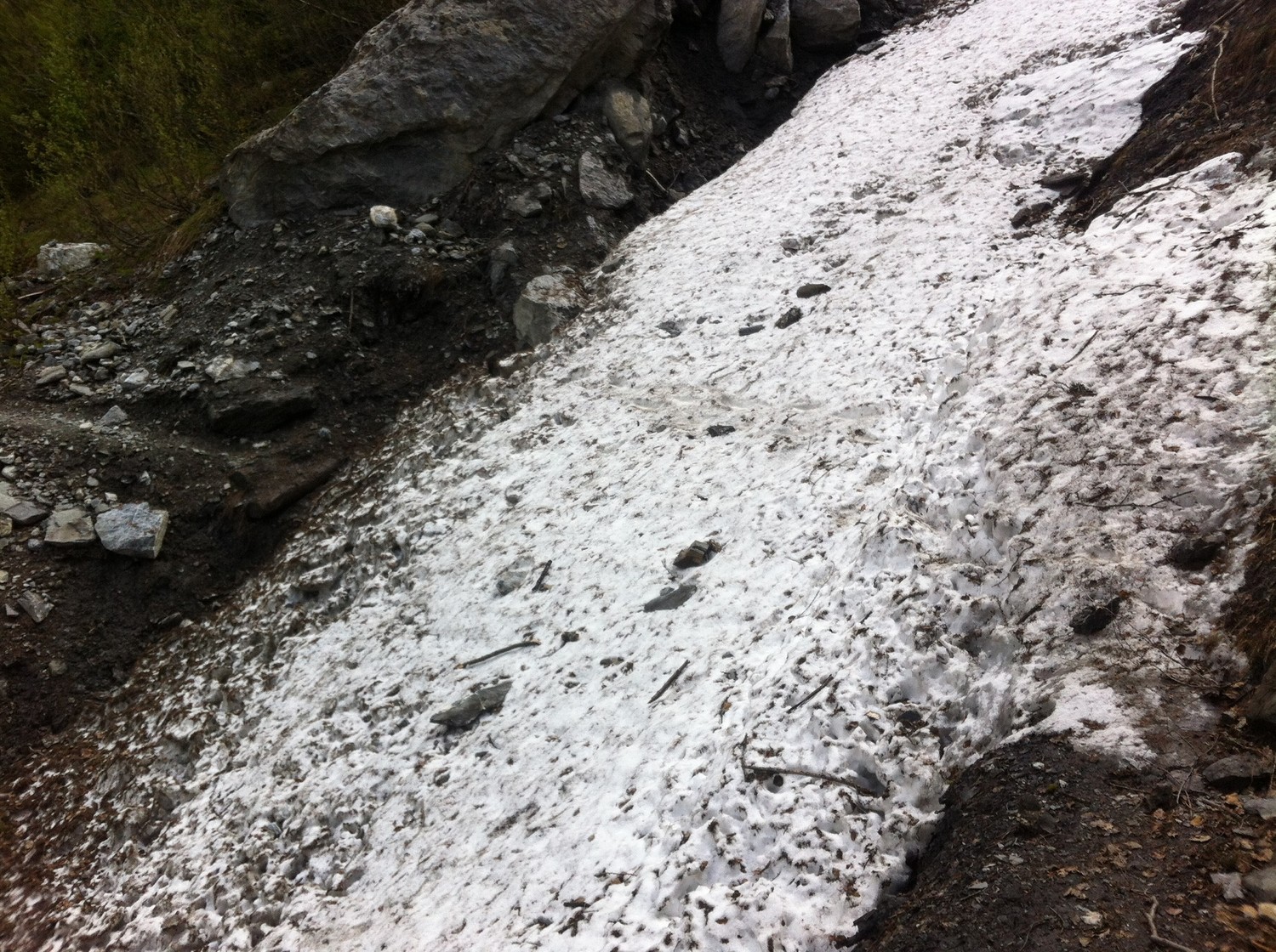 Le 1er névé, pas si anodin en neige dure et en trailrunners.