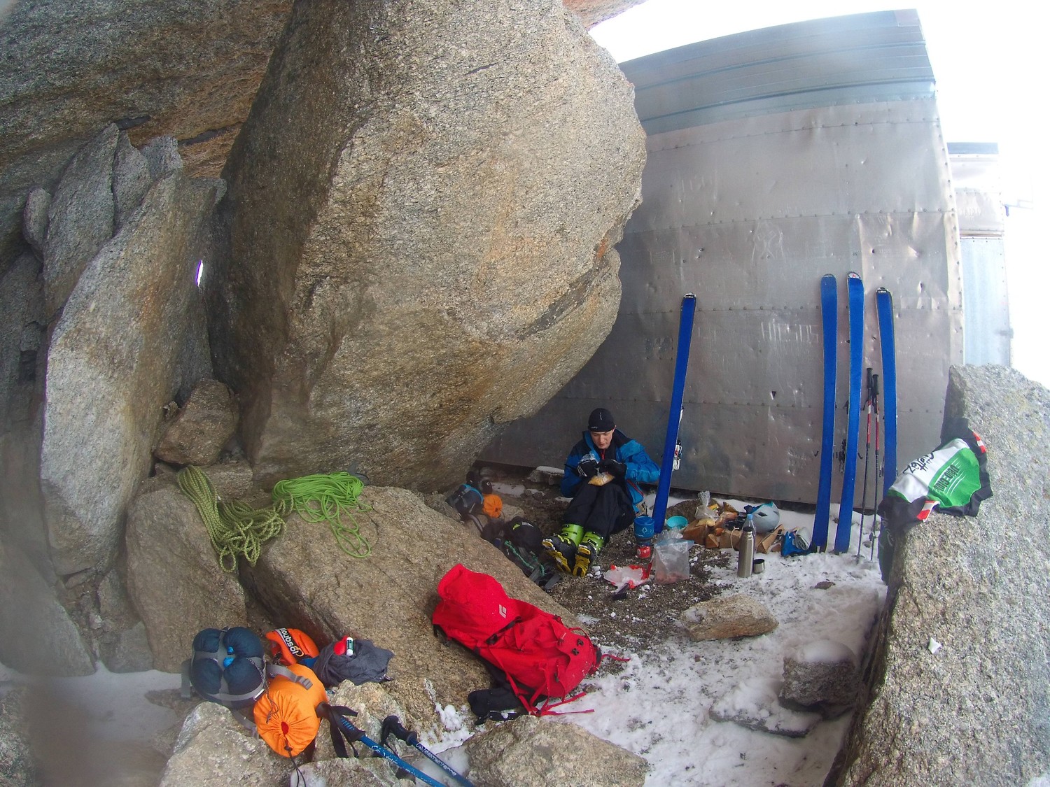 Bivouac à côté du refuge d'hiver
