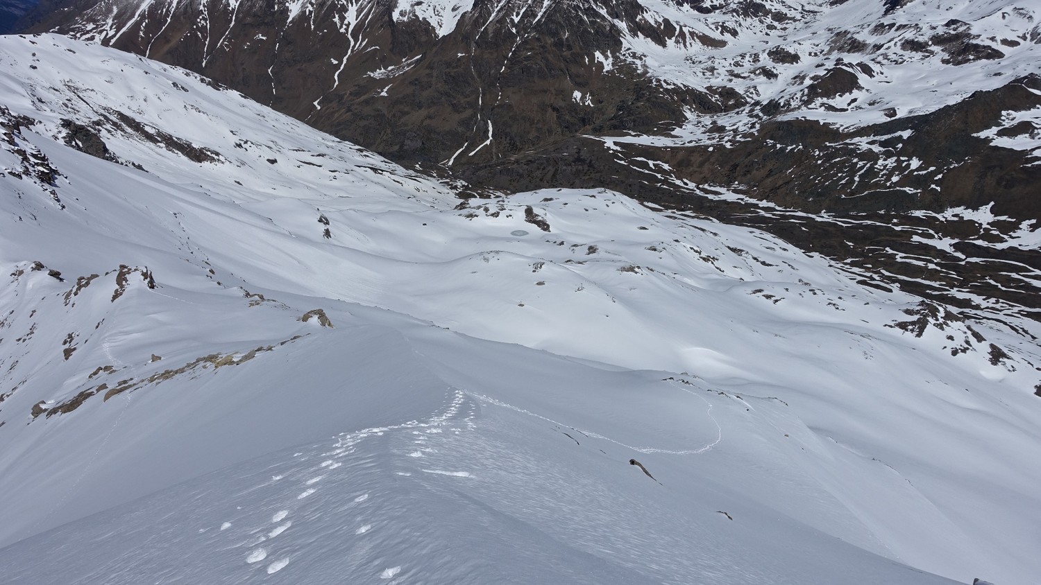 Penne Blanche : Vue de l'ensemble de la descente depuis le sommet