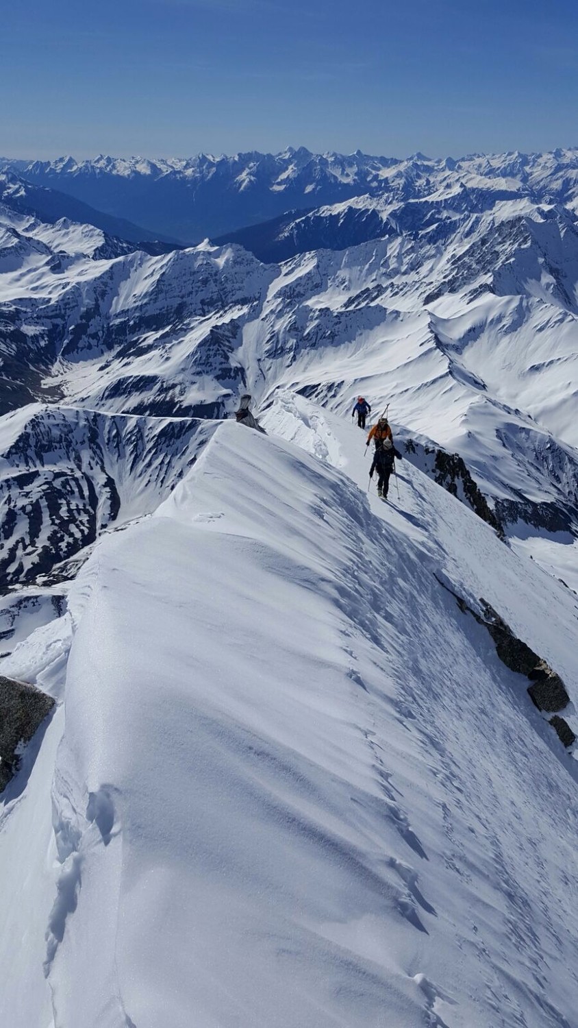 du monde arrive de la voie normal