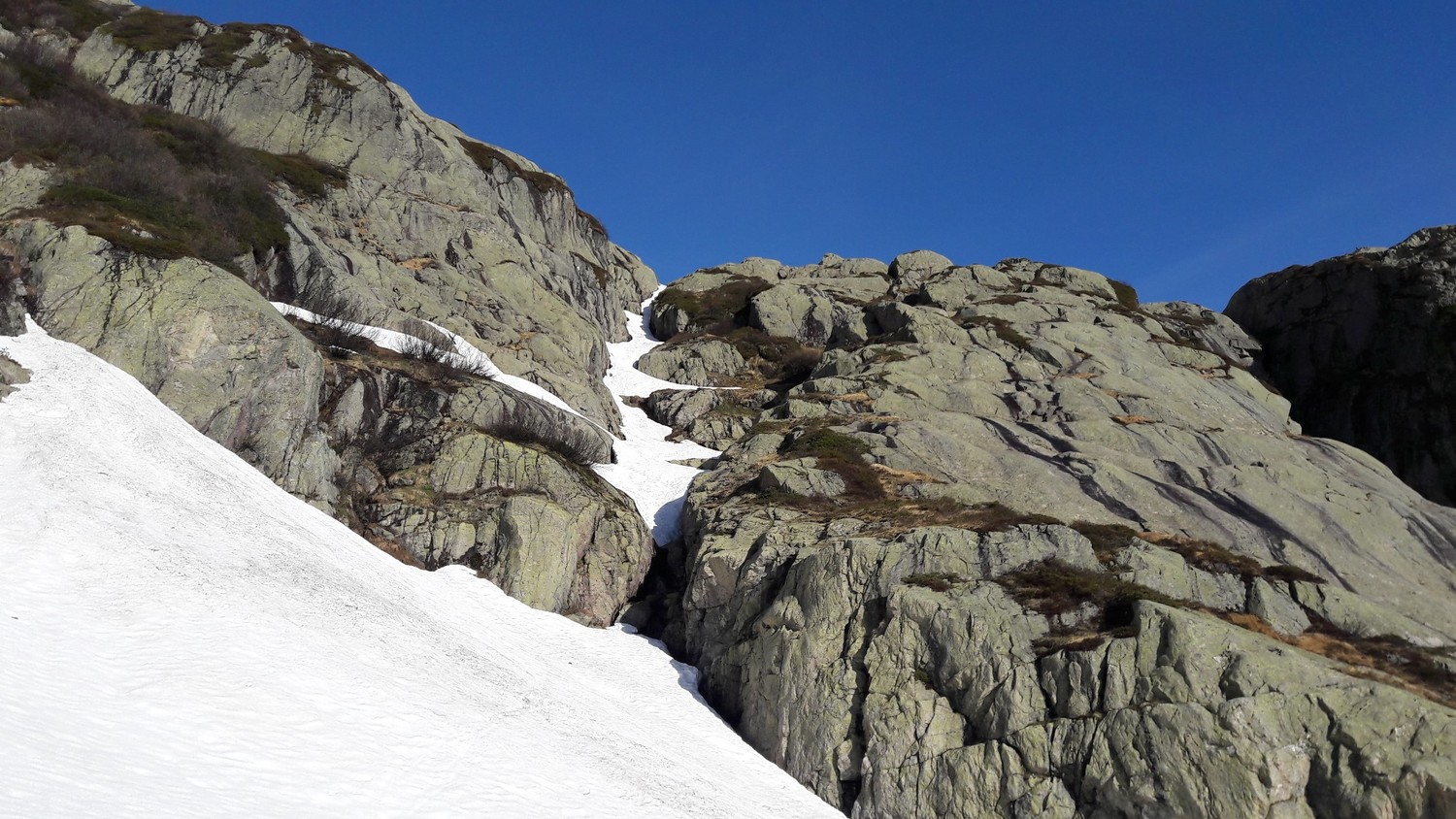 Accès au Pt.2081 par une étroite bande de neige