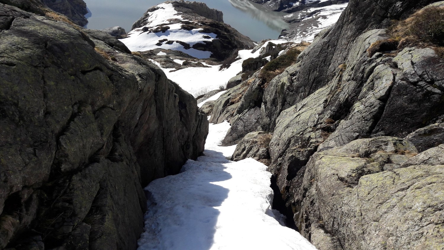 Accès au Pt.2081 par une étroite bande de neige