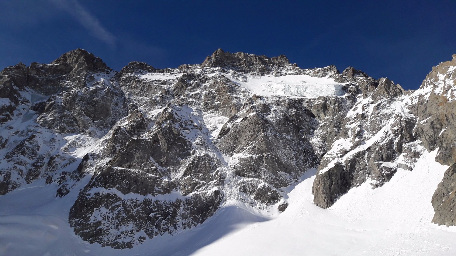 Passage sous les superbes parois de l'Ailefroide Orientale