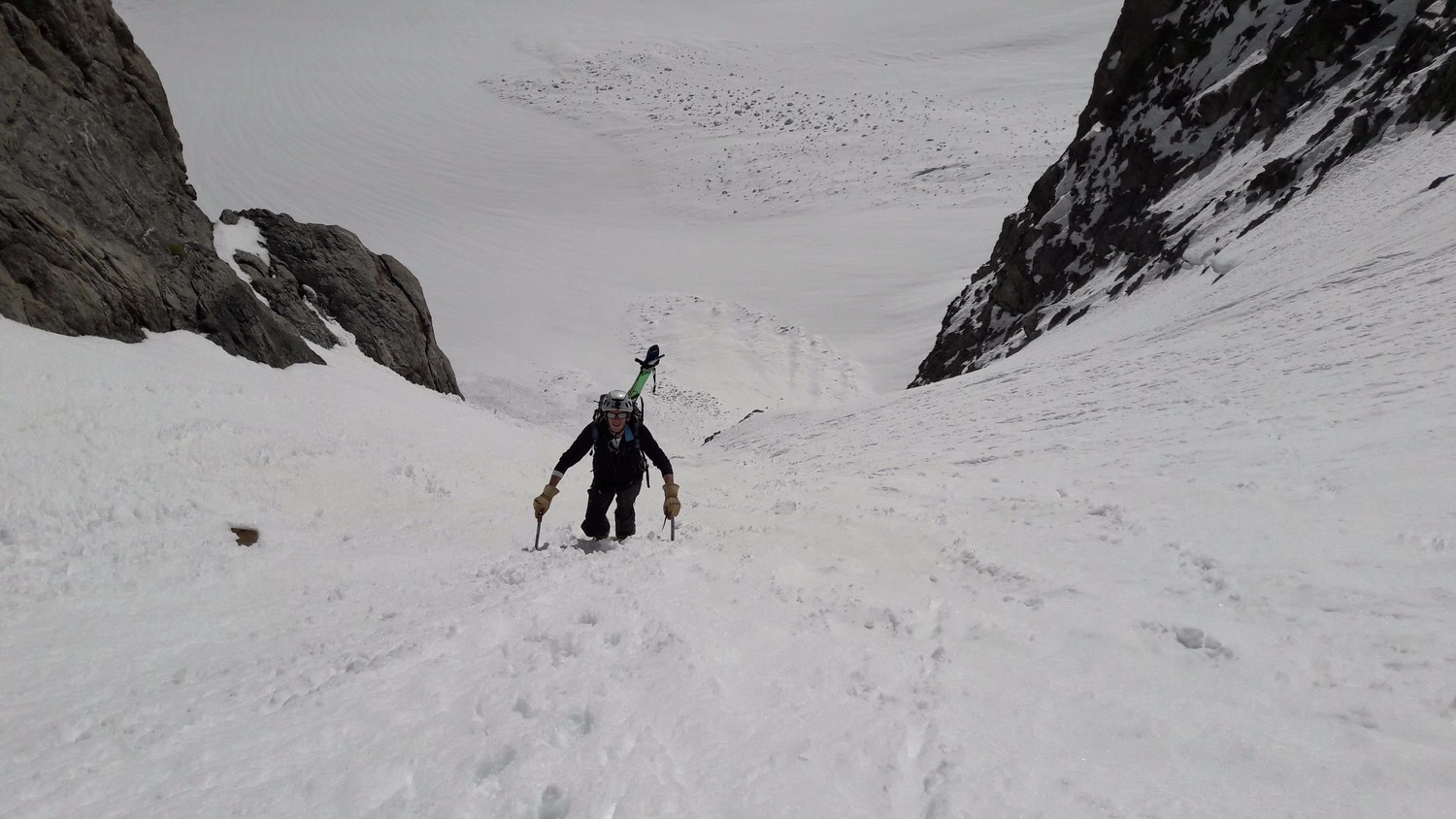 Dans l'ascension du couloir NE du Col de Coste Rouge