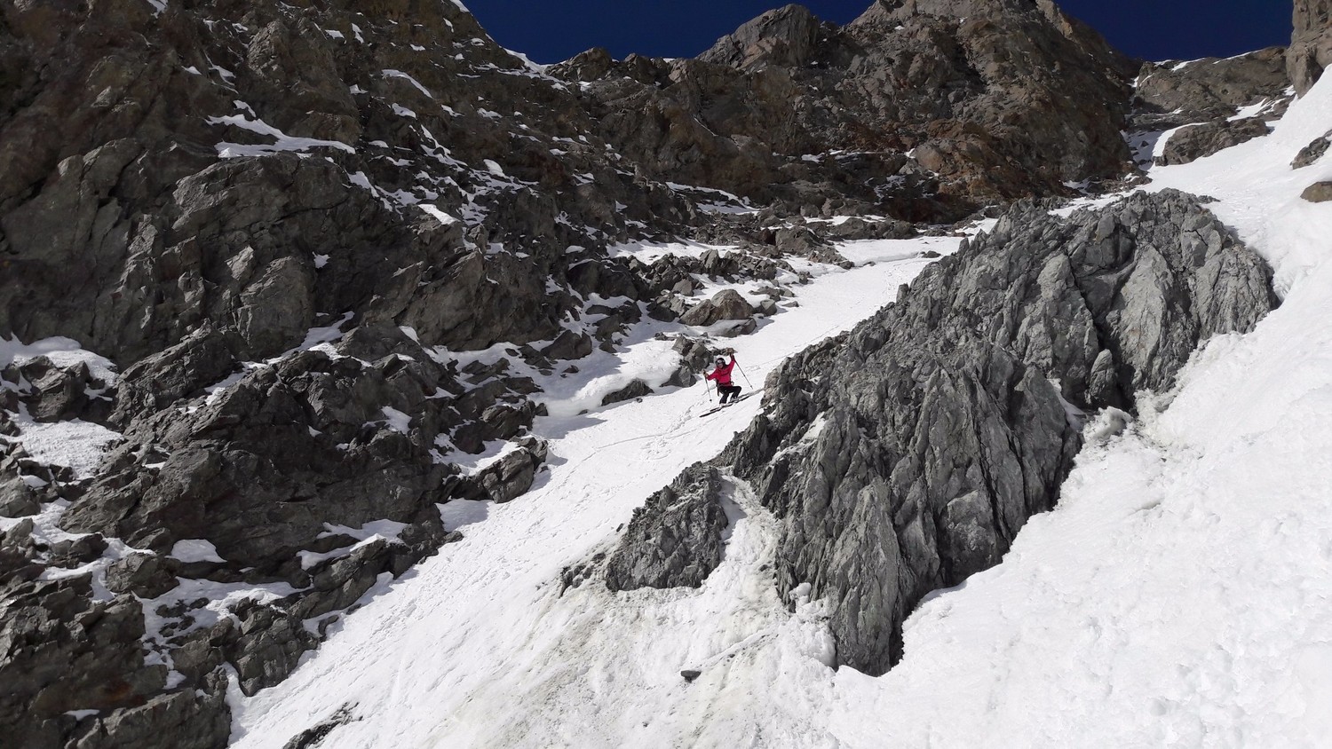 Dans la pente raide à la base du couloir...