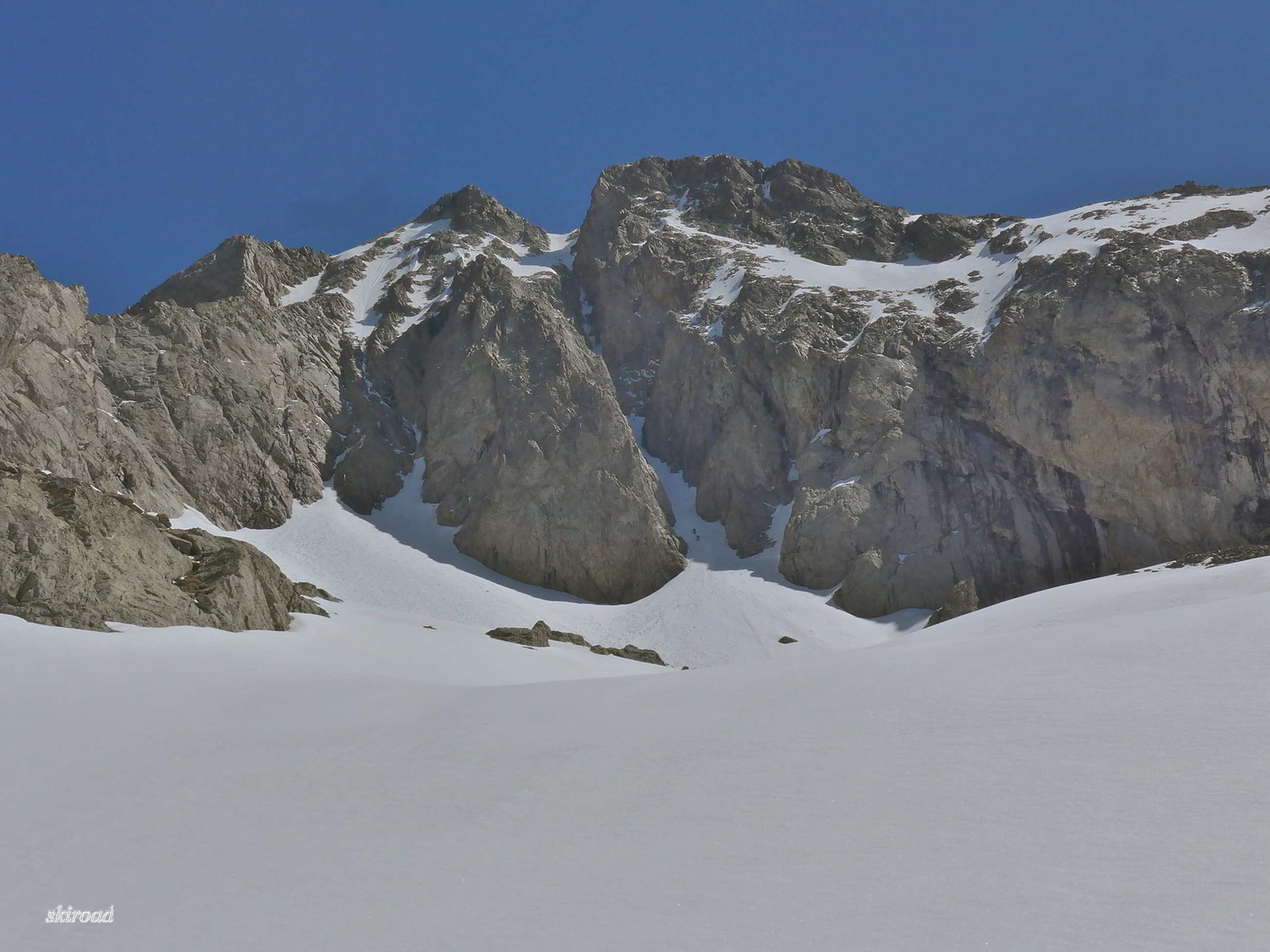 Il y a deux alpinistes qui tente le Couloir W du Gélas.