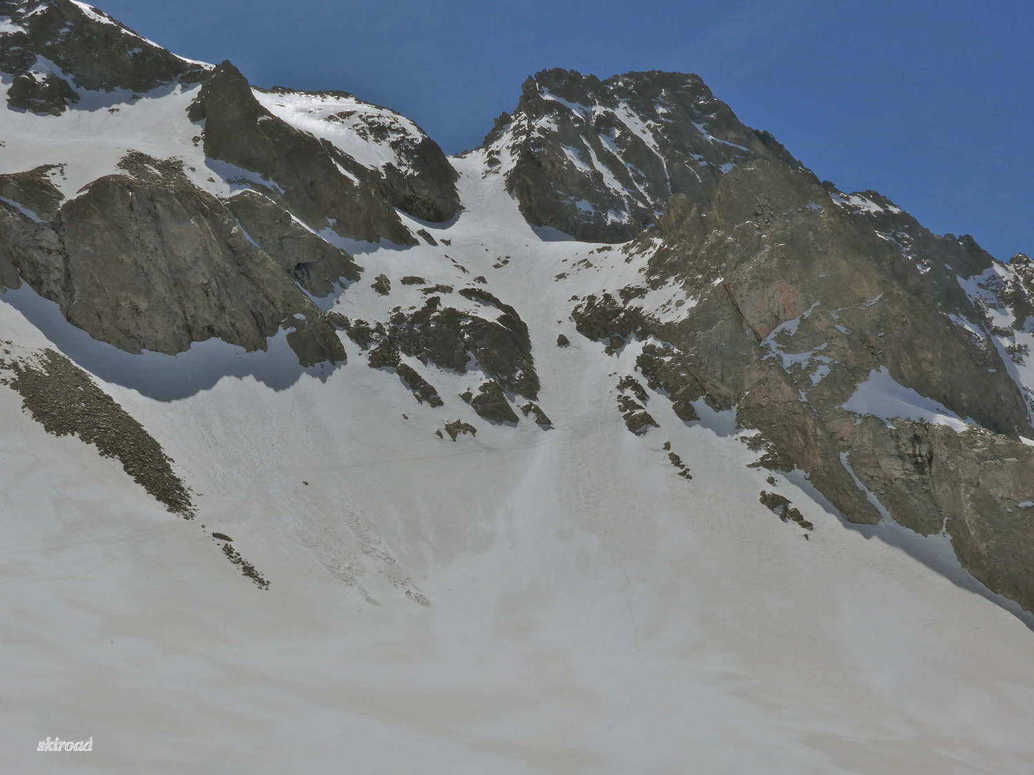 Neige dure dans les couloirs versant Italien.