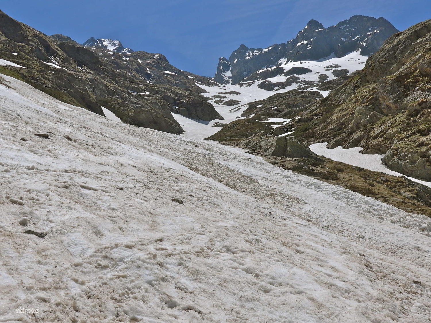 Neige très sale vers le bas.
