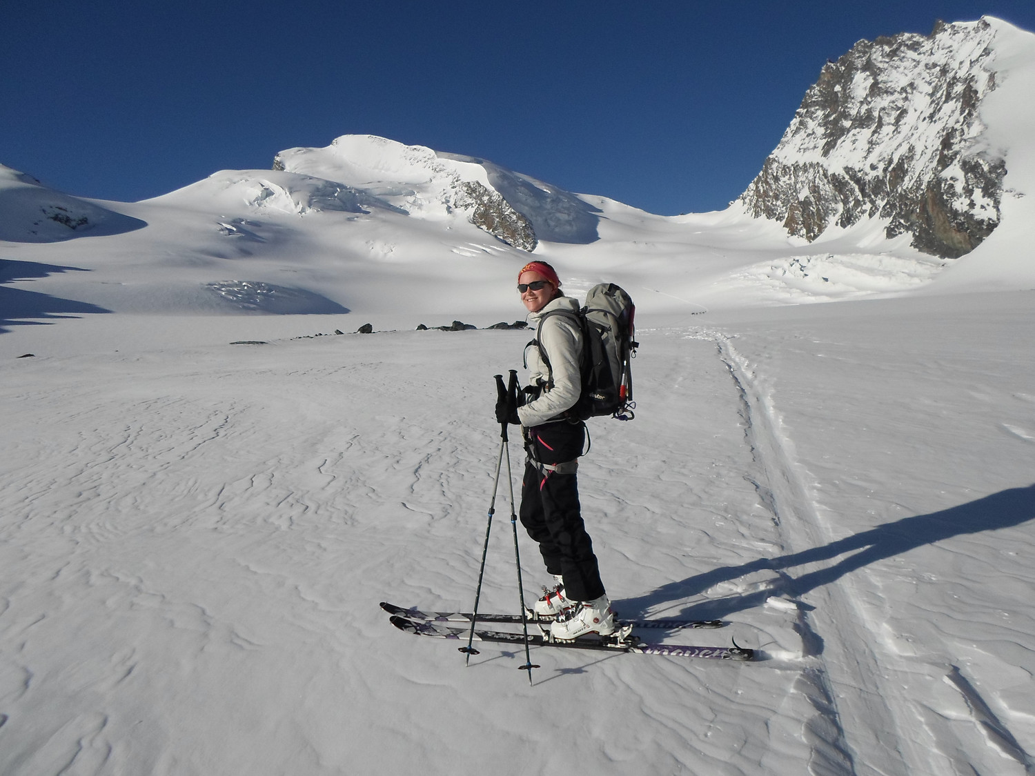 Salendo alla Strahlhorn, a destra visibile il Rimpfischhorn.