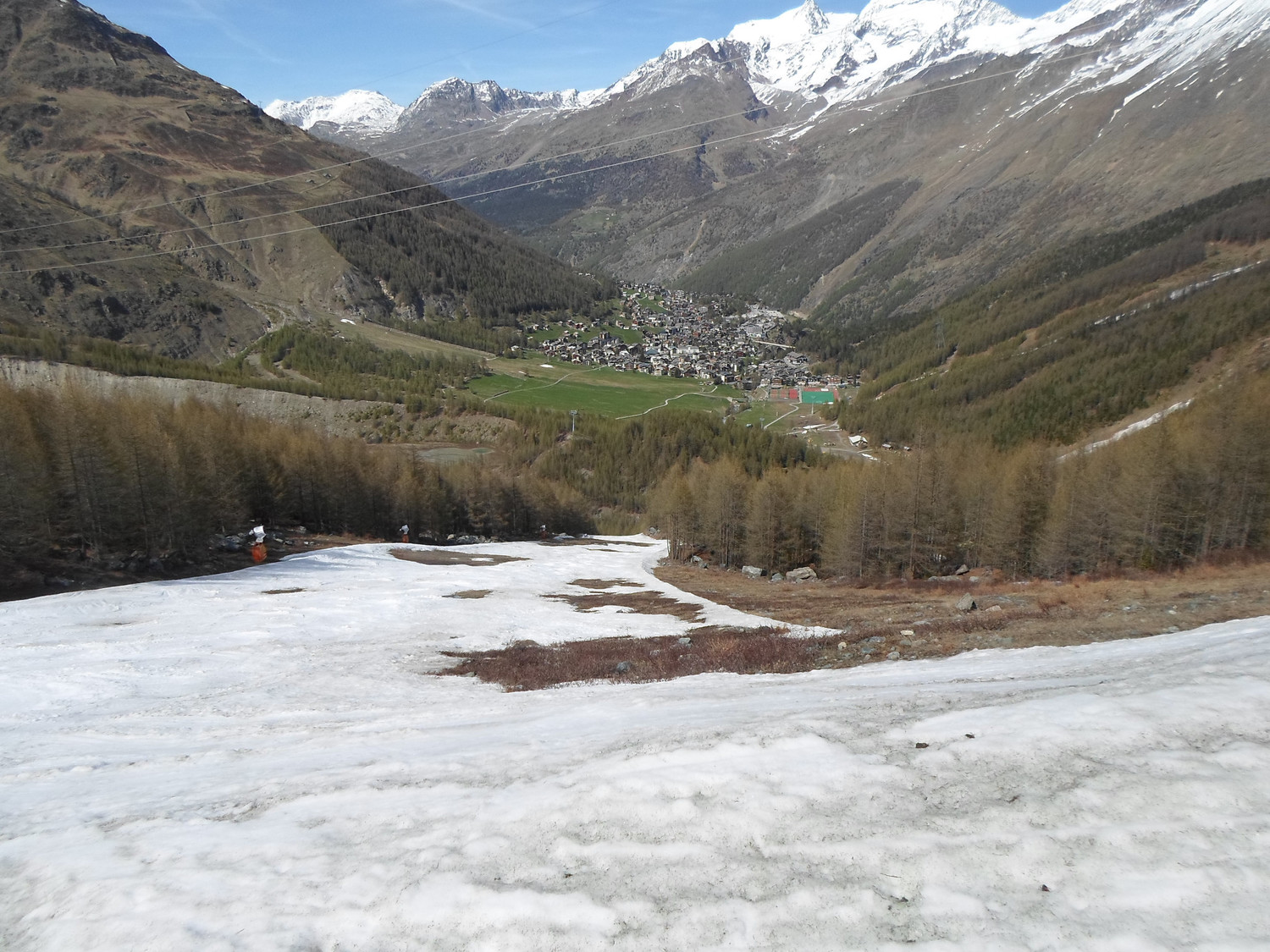 Ultime lingue di neve scendendo a Saas-Fee dalla Strahlhorn.