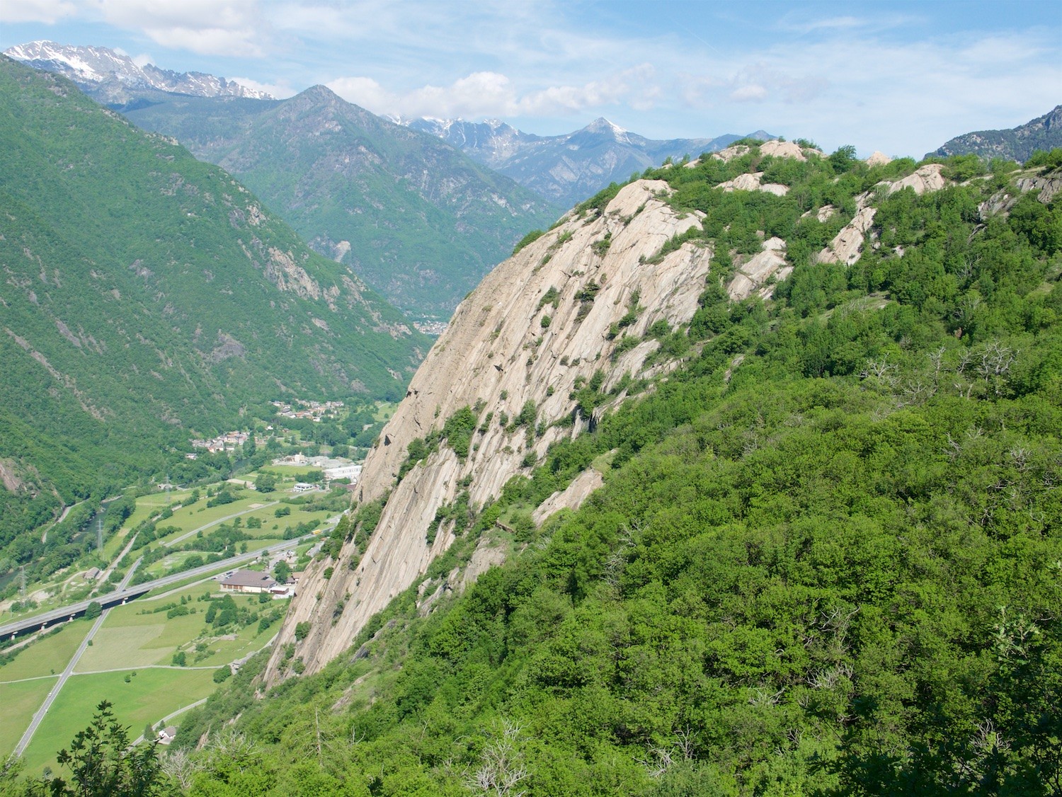 La vue sur le Paretone en montant au Pilier Lomasti
