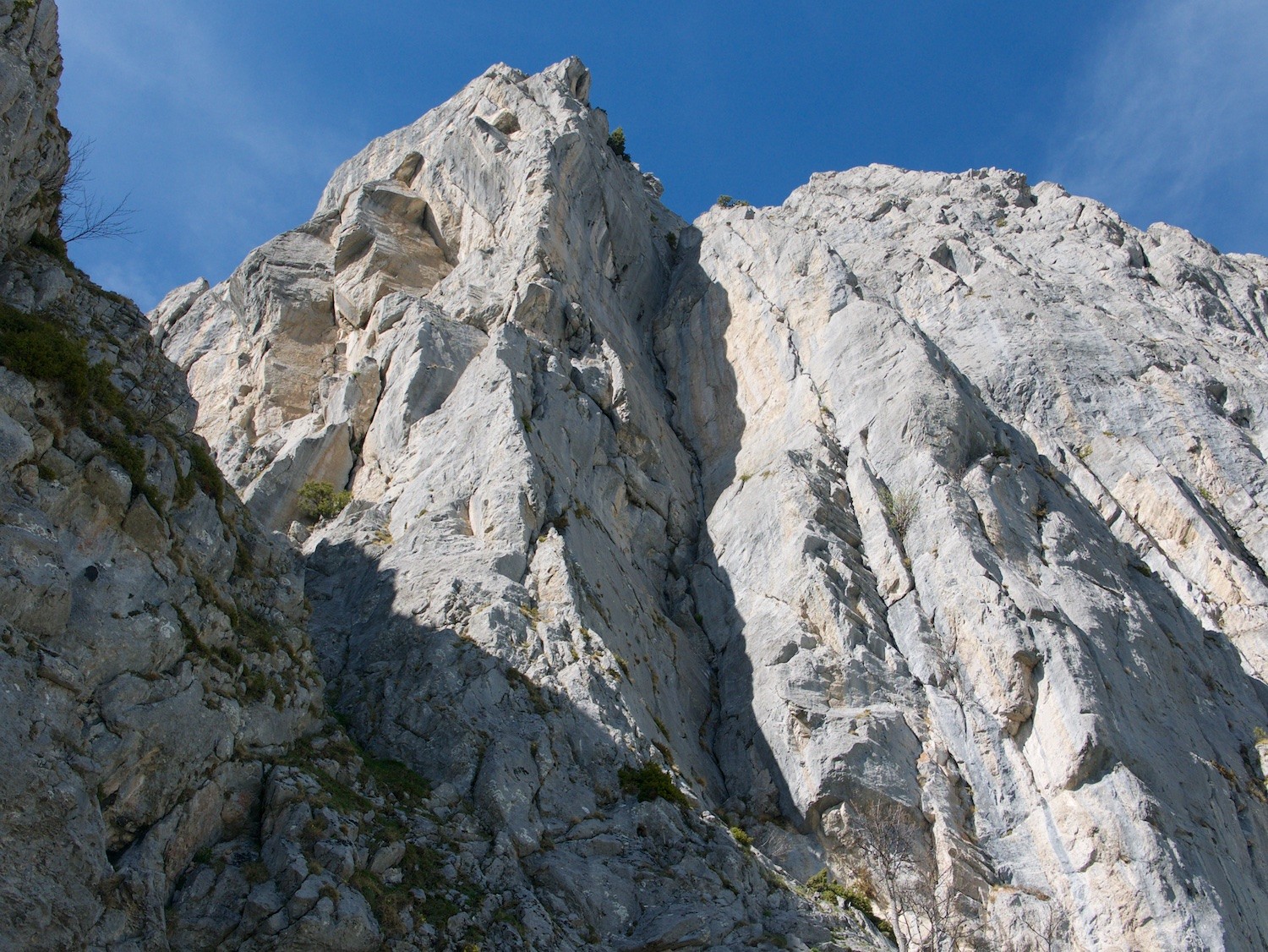 L'Ami n°3 à gauche de l'étrave d'Atmosphère, Dièdre Sabatier à droite et la fissure de Big Foot