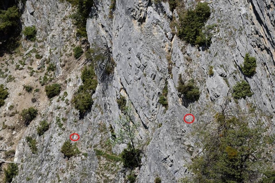 Le sentier de la Routia avec son balisage...si, si, le chemin passe bien par là !