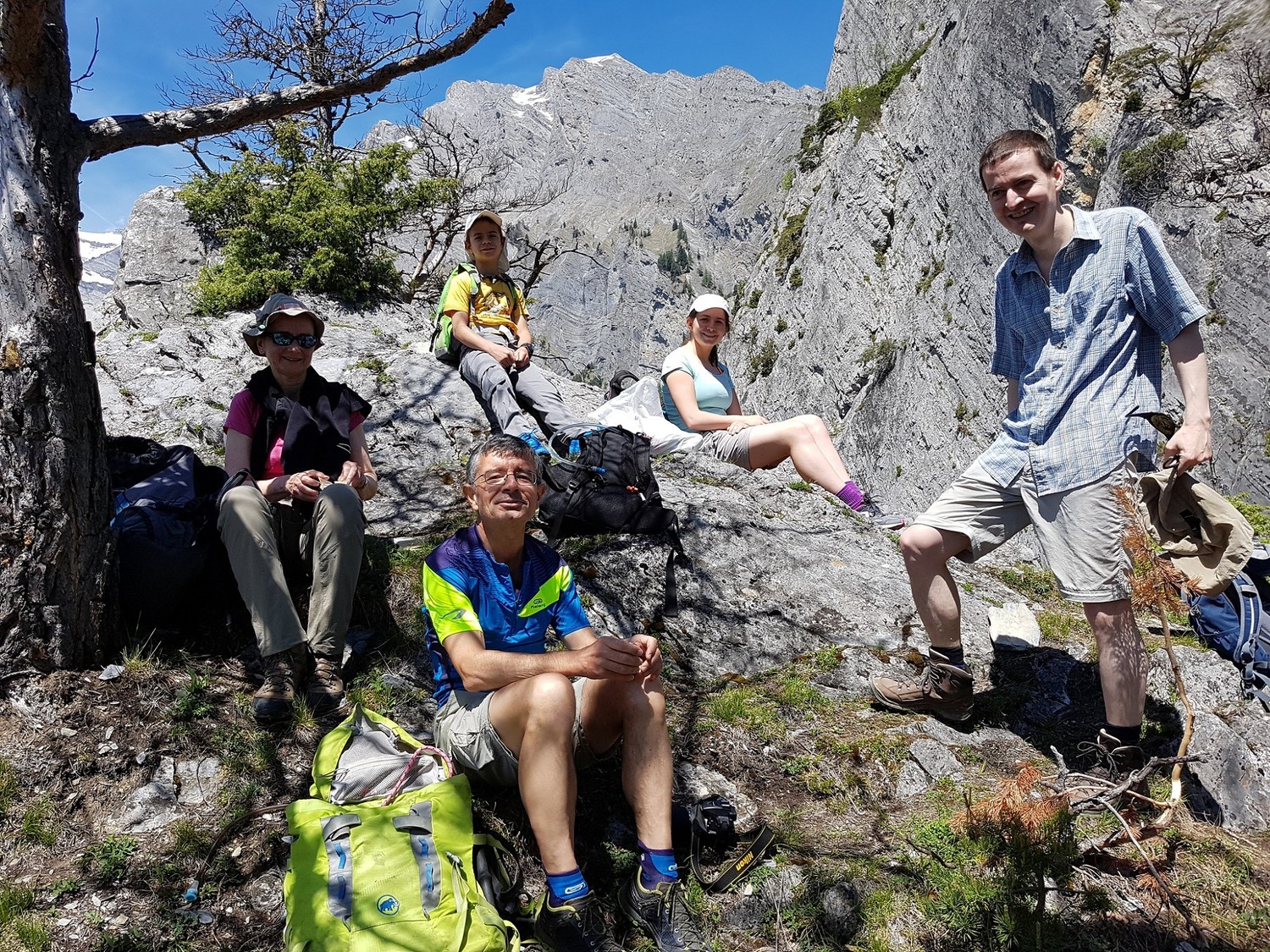 Terrasse de casse-croute à la sortie des cables, juste sous la Routia