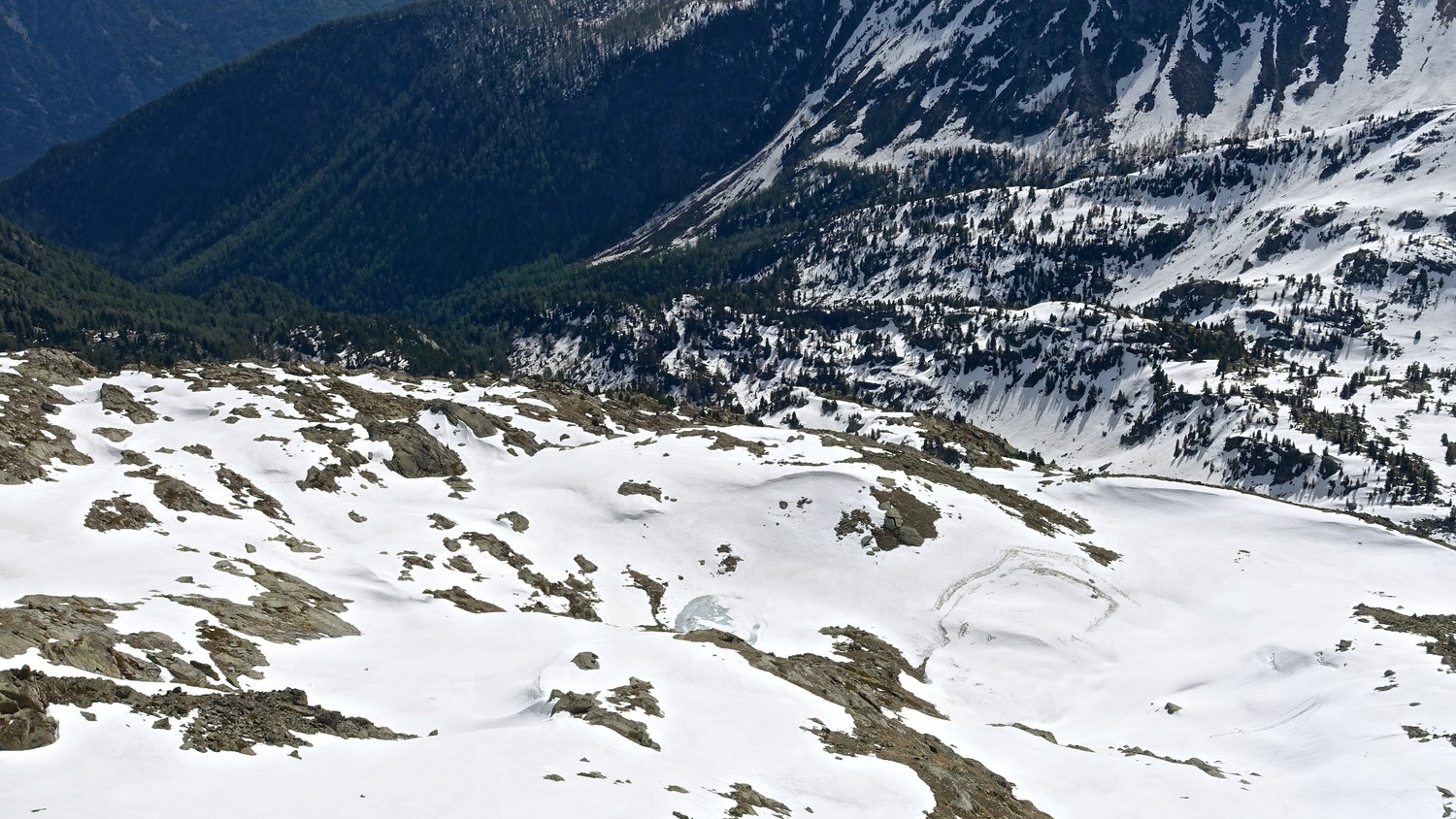 Lacs de Goillat (vallon de Leseney) encore sous la neige fin mai