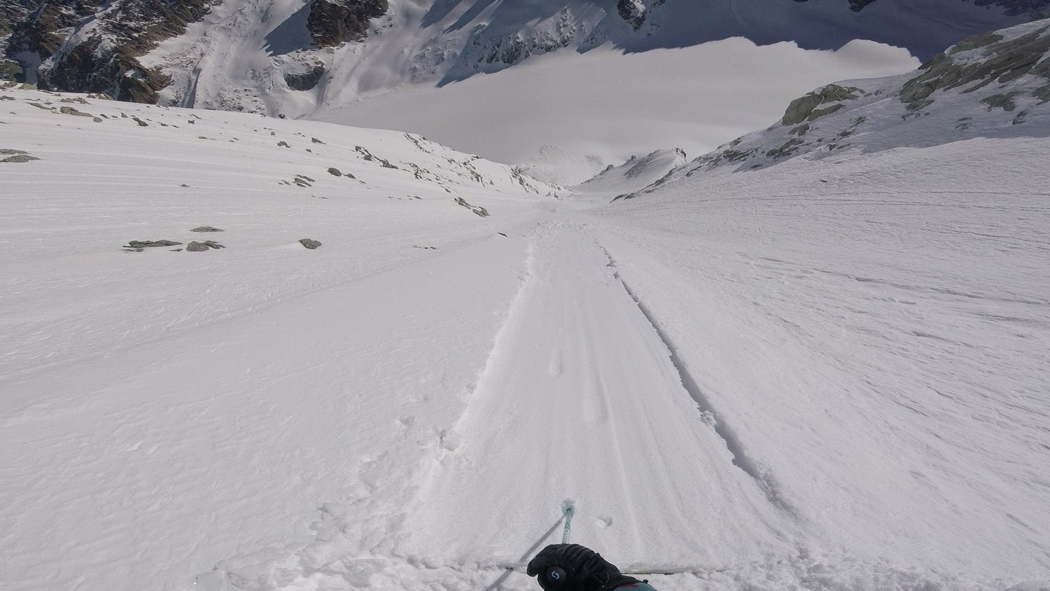 Petite coulée sous les skis qui est devenue une bonne grosse avalanche en dévallant la face...