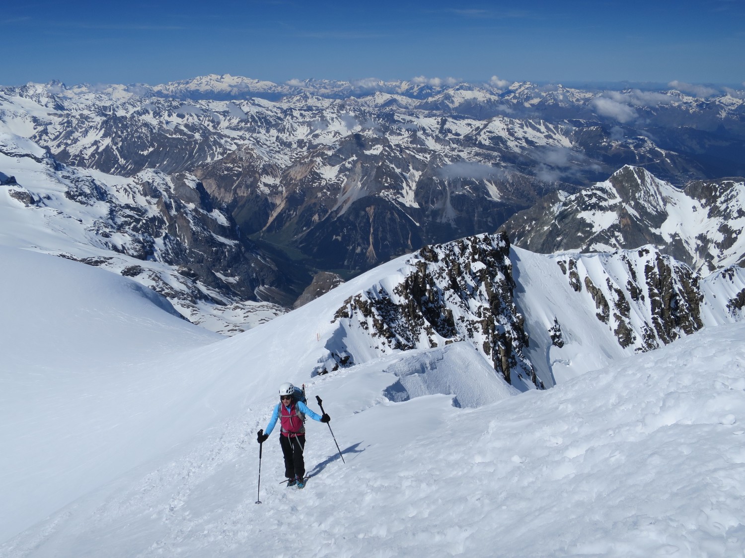 Sur l'arête terminale proche du sommet.