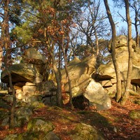 Mont Ussy (partie W). Sur la droite : la Roche de Casanova (marquée A), le long du sentier