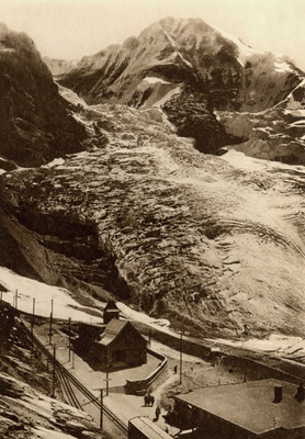 Mönch, station Eigergletscher par Klopfenstein Mönch, station Eigergletscher par Klopfenstein