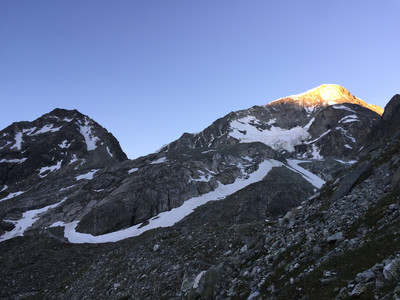 Le sentier monte à gauche, le névé à droite me permettra de déchausser vers 2580. Le sentier monte à gauche, le névé à droite me permettra de déchausser vers 2580.