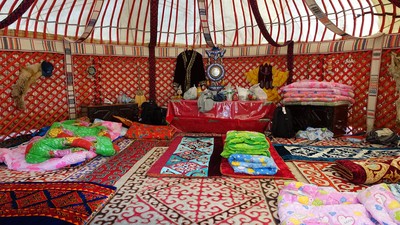 L'intérieur de l'une des yourtes