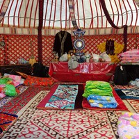 L'intérieur de l'une des yourtes