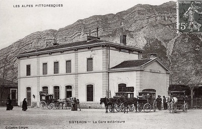 La gare de Sisteron devant la Montagne de la Baume (CPA) La gare de Sisteron devant la Montagne de la Baume (CPA)