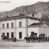 La gare de Sisteron devant la Montagne de la Baume (CPA)