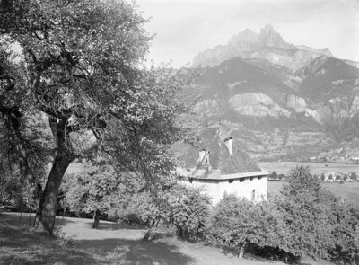 Aiguilles de Varens et le village de Saint-Martin-sur-Arve Aiguilles de Varens et le village de Saint-Martin-sur-Arve