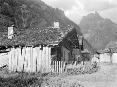 Le Tenneverge et les chalets des Pellys près de Sixt, par Georges Louis Arlauds Le Tenneverge et les chalets des Pellys près de Sixt, par Georges Louis Arlauds