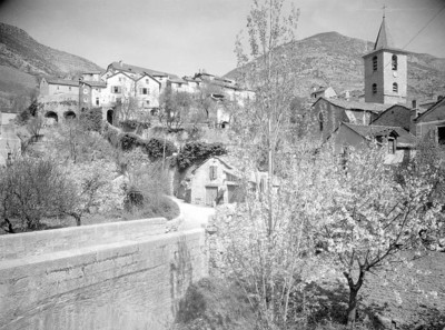 Sainte-Enimie et le Tarn, par Georges Louis Arlaud Sainte-Enimie et le Tarn, par Georges Louis Arlaud
