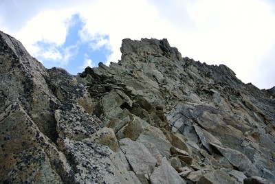l'arête N-NE avec le gendarme où se trouve le rappel de 8m