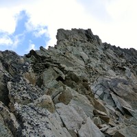 l'arête N-NE avec le gendarme où se trouve le rappel de 8m