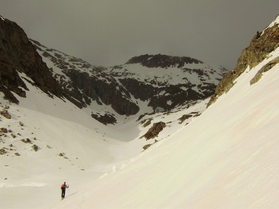 refuge de Cap de Llauset (milieu de photo)