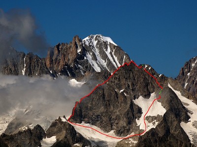 vue sur l'arête SE à gauche et la descente de l'arête N-NE à droite