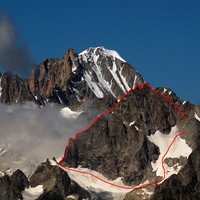 vue sur l'arête SE à gauche et la descente de l'arête N-NE à droite