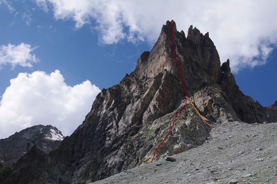Variante Chaud : depuis le pied de l'arête en rouge et option de la cheminée en orange