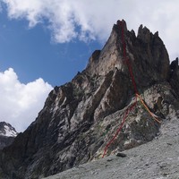 Variante Chaud : depuis le pied de l'arête en rouge et option de la cheminée en orange