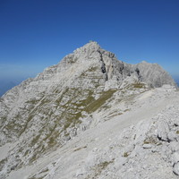 Foronon del Buinz, avec le refuge-bivouac Luca Vuerich à son sommet, vu depuis le col Sella Buinz (vue vers l'W)
