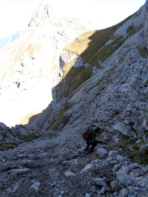 Couloir à descendre pour rejoindre le 1er épaulement Couloir à descendre pour rejoindre le 1er épaulement
